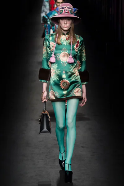 Look 25